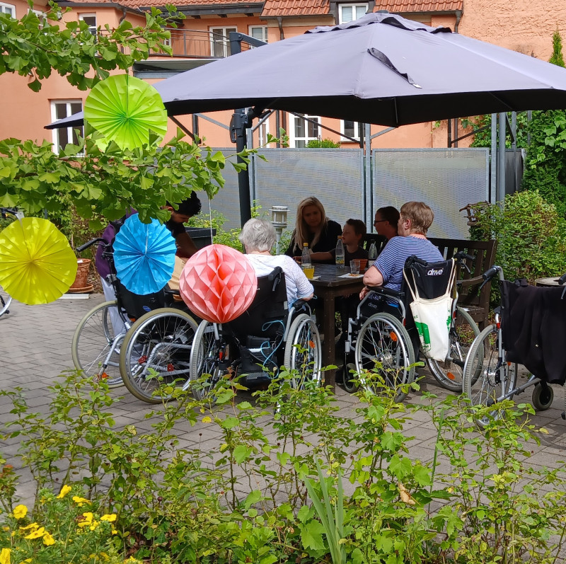 Gruppenbild im Innenhof mit Ingo.jpg