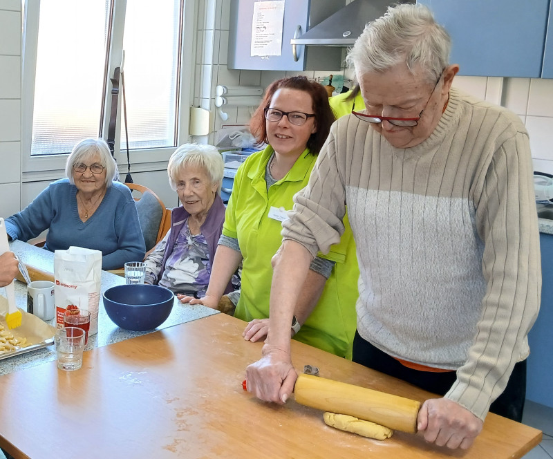 Kochgruppe backt hasen mit nPrakt. Kerstin.jpg